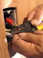 Pelado de cables para una toma de corriente.