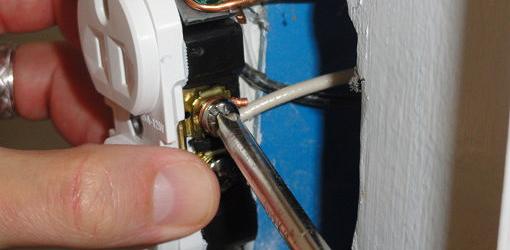 Conexión de cables a una toma de corriente eléctrica.