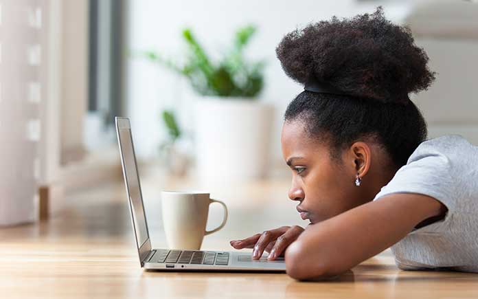 Mujer negra buscando en la web muebles asequibles para la renovación de su hogar