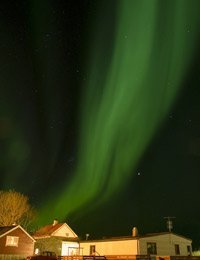 Aurora boreal sobre casa causada por la actividad solar