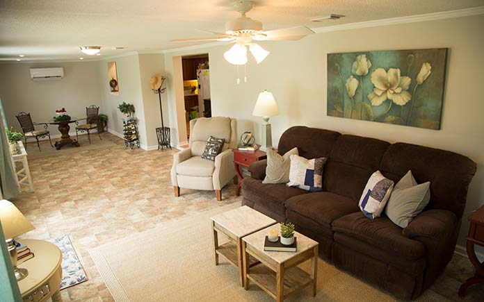 Adición para el hogar, con unidad de aire acondicionado mini-split colgada en la pared