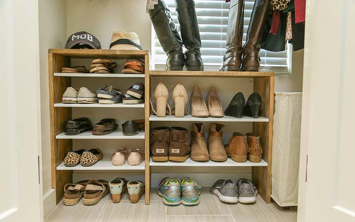 Estante de almacenamiento de zapatos en el armario del dormitorio