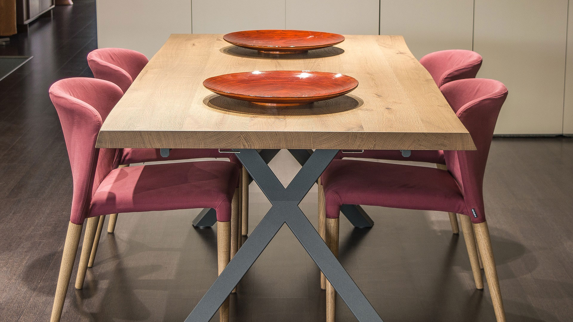 Una mesa de madera y patas de acero, típicas del estilo industrial.