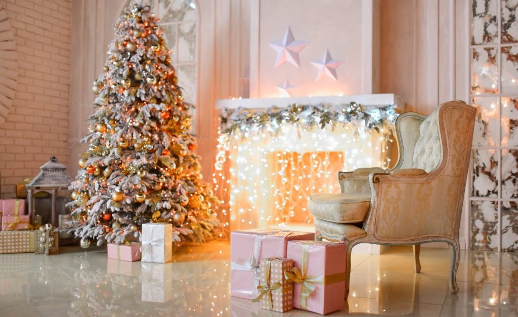 Casa con árbol de navidad blanco y cajas de regalo.