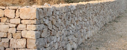 Cómo construir un muro de piedra seca