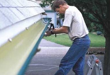 Trabajador durante el montaje de las colas de canalón Montaje de los aleros
