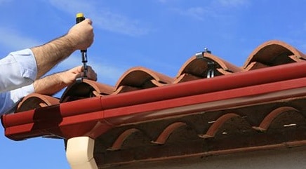 Operaciones de taponamiento de las tejas con los canalones Bloque de tejas con canalones