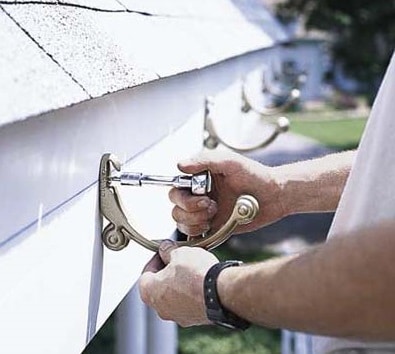 Artesano mientras arregla las canaletas Arreglando las canaletas