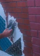 Artesano haciendo un mosaico en un murete Artesano haciendo un mosaico en un murete