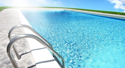 Una piscina espectacular con filtro de arena limpia Una piscina con un filtro de arena limpia