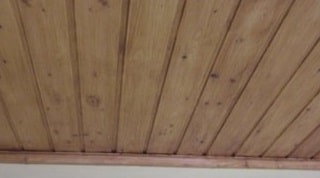 Cómo cubrir el techo con cuentas de madera.