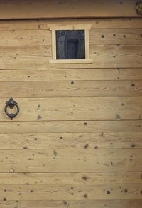 Cómo cubrir una puerta con tiras de abeto
