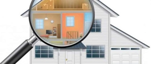 Casa bajo la lupa para una inspección cuidadosa Imagen que muestra la casa bajo la lupa para una inspección cuidadosa