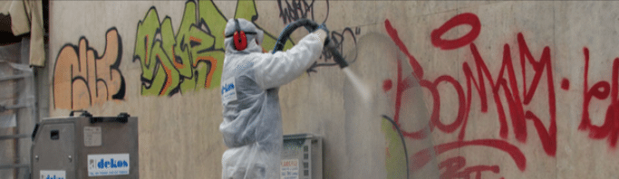 Trabajador limpiando fachada durante la restauración