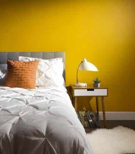 Pared de la habitación en color amarillo