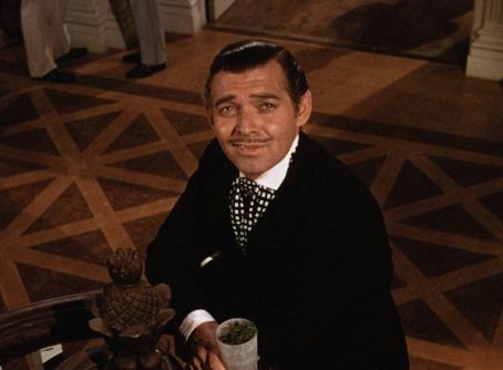 Rhett espera a Rossella al pie de la escalera en Lo que el viento se llevó.