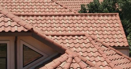 Un techo cubierto de tejas.