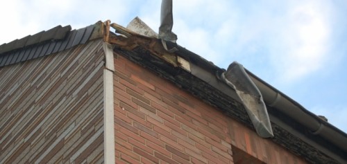 Foto de una casa con canaletas destruidas De las canaletas destruidas