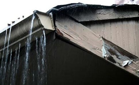 Foto de un techo con canaletas para reemplazar Techo con canalones para ser reemplazado