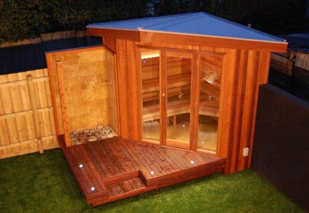 Una sauna al aire libre en el jardín.