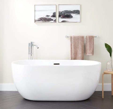 Una bañera exenta minimalista.