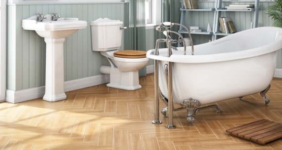 Una bañera exenta de estilo vintage.