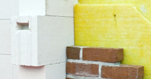 Un muro en construcción con un ejemplo de aislamiento acústico.  Una pared con un ejemplo de aislamiento acústico.