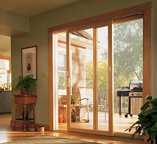 una ventana corredera de madera de diseño.