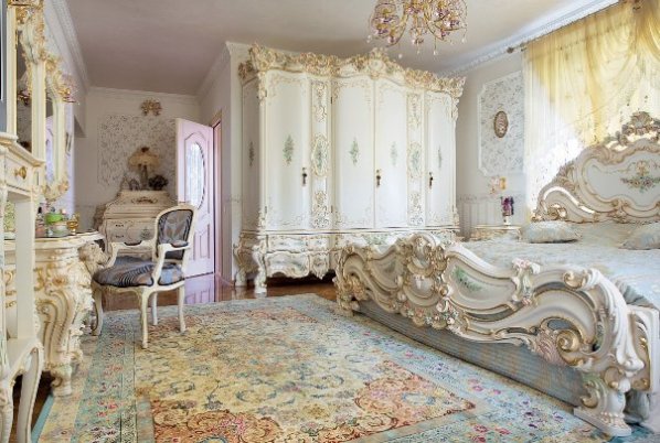 La representación de un dormitorio en estilo barroco.