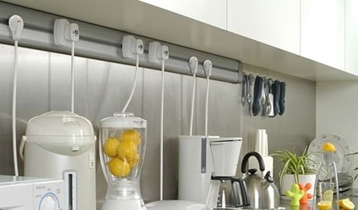 Enchufes eléctricos para electrodomésticos en el sistema eléctrico de la cocina