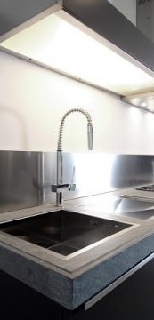 Luz sobre el fregadero en el sistema eléctrico de la cocina