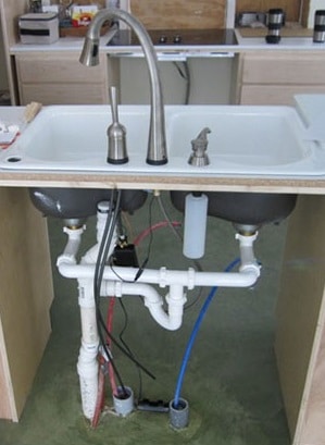 Parte del sistema de plomería con conexión al fregadero