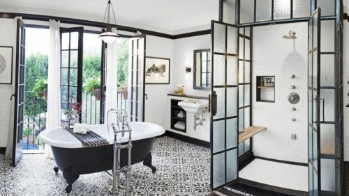 Baños modernos recientemente remodelados con muebles de lujo