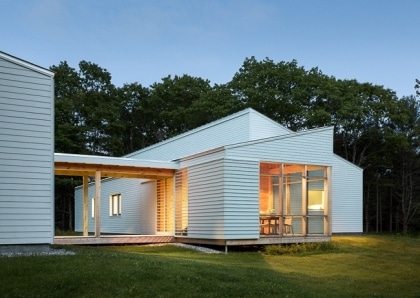 Una casa de madera blanca prefabricada