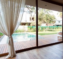 Una hermosa ventana de pvc Una ventana de PVC