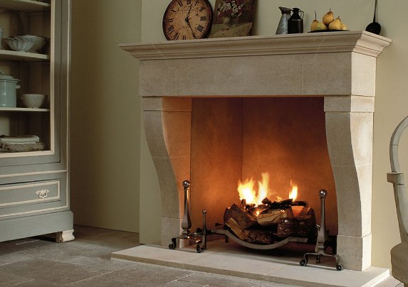 Una elegante chimenea de piedra vintage.