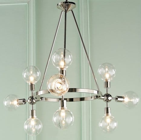 Hermosa y moderna lámpara de araña moderna. Una lámpara de araña moderna.