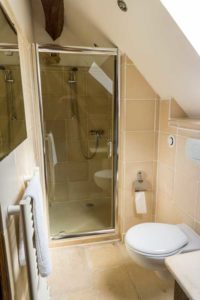 diseño de baño de ático pequeño