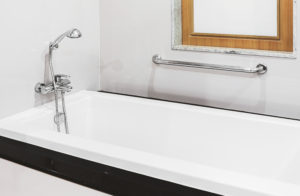 Bañera de moda con delantal negro