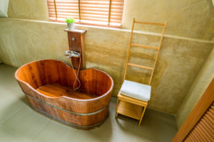 Bañera antigua de madera 