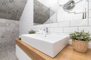 Cuarto de baño moderno con mosaico y patrón de mosaico