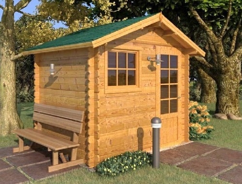 Una nueva y hermosa casa de jardín de madera. Un cobertizo de jardín de madera