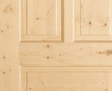 Cómo cubrir una puerta con tiras de abeto