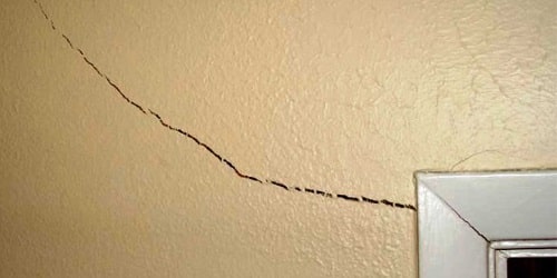Grietas en las paredes: cómo hacerlo tú mismo Grieta en la pared sobre un poste