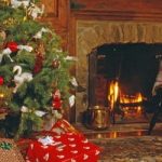 Árbol de Navidad con regalos junto a la chimenea.