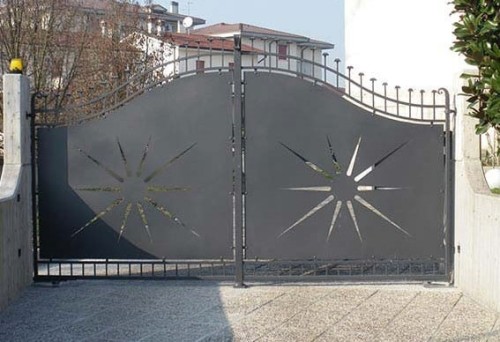 Una puerta de hierro automática