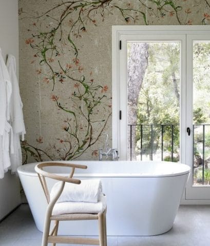 Un baño con papel tapiz floral.