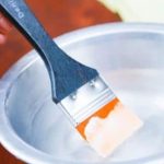 El aguarrás se utiliza a menudo para diluir y limpiar pinturas.