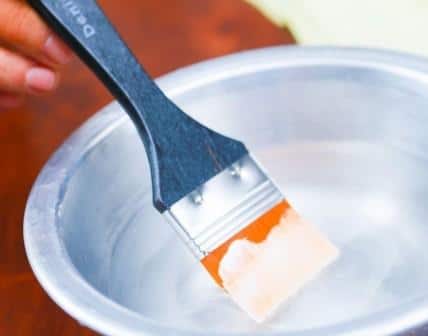 El aguarrás se utiliza a menudo para diluir y limpiar pinturas.