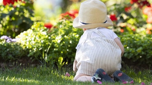 Un niño jugando en un hermoso jardín. un niño en un jardín